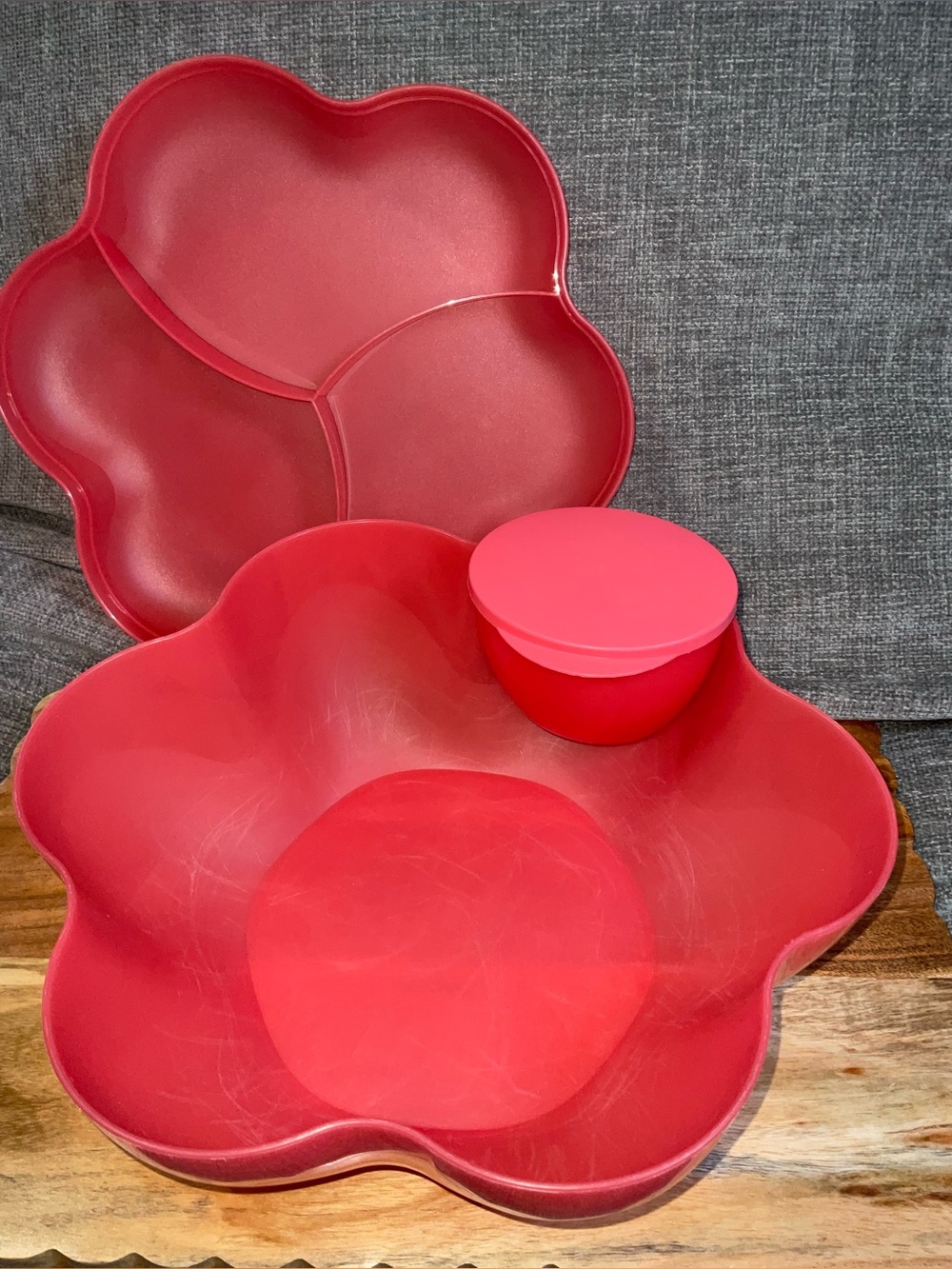 Tupperware - Chip N Dip Set with Dip Bowl 1.5 Gallon - Guava